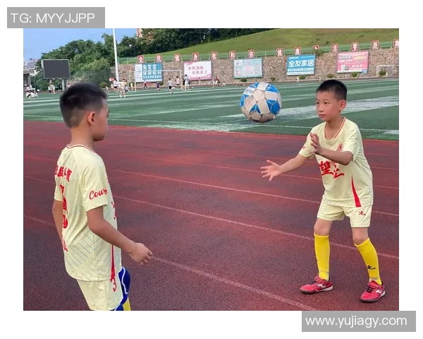 男足球星童年成长故事揭秘他们如何从稚嫩少年走向绿茵赛场闪耀舞台